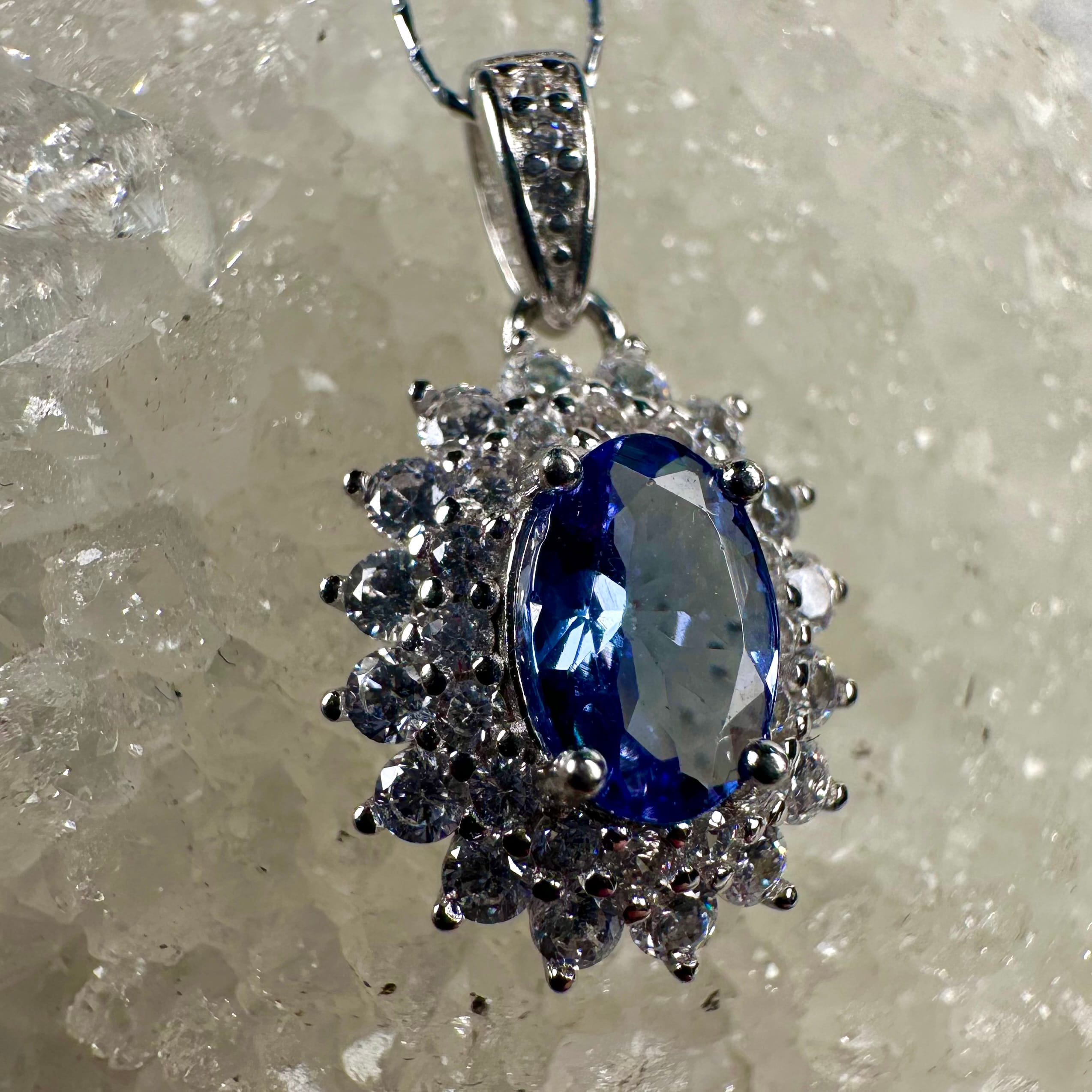 Luxe Daisy Sapphire Pendant - Image 4
