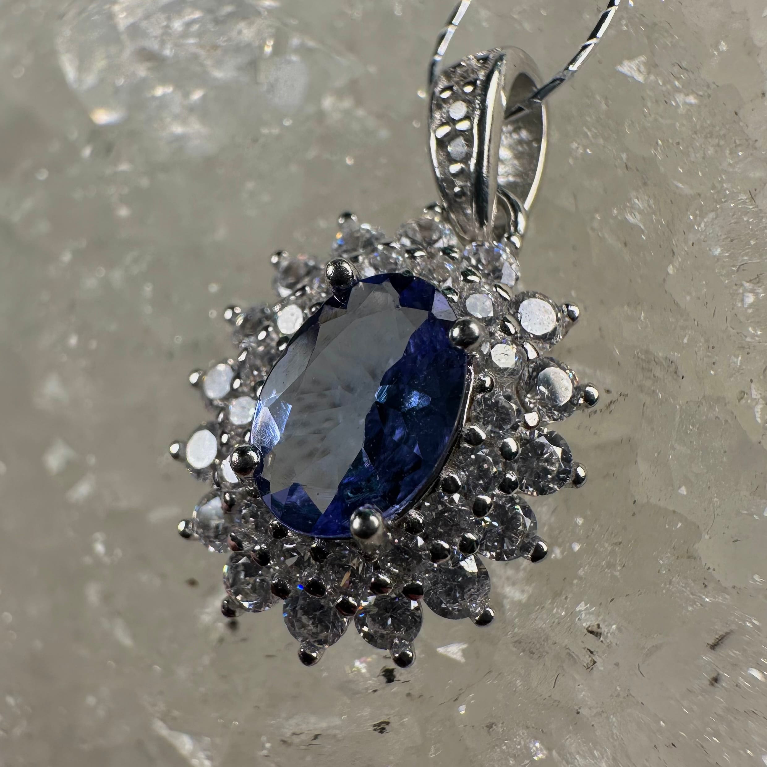 Luxe Daisy Sapphire Pendant - Image 3