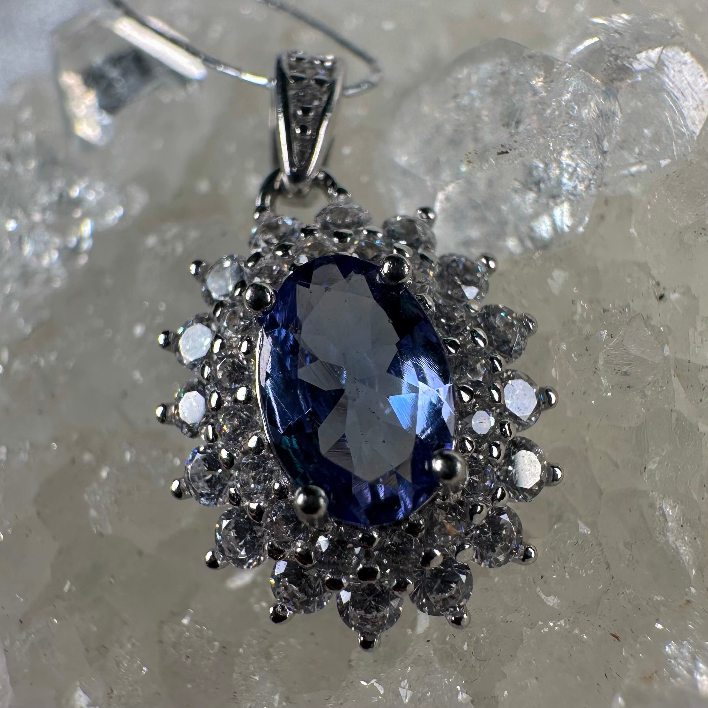 Luxe Daisy Sapphire Pendant - Image 5