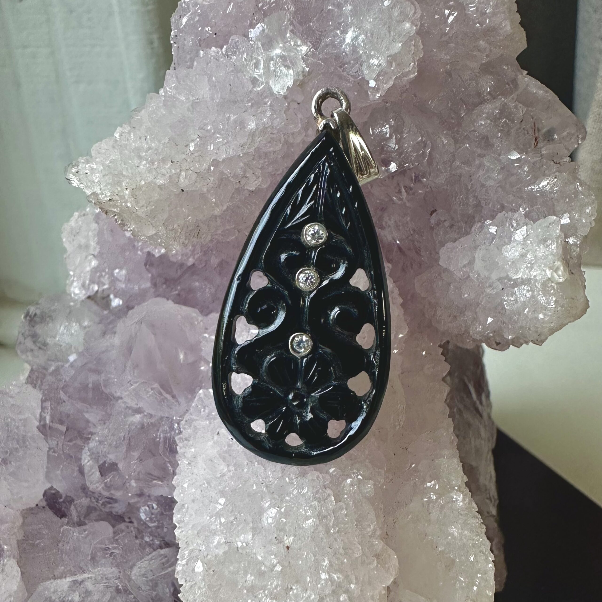 🖤 Victorian Style Carved Onyx