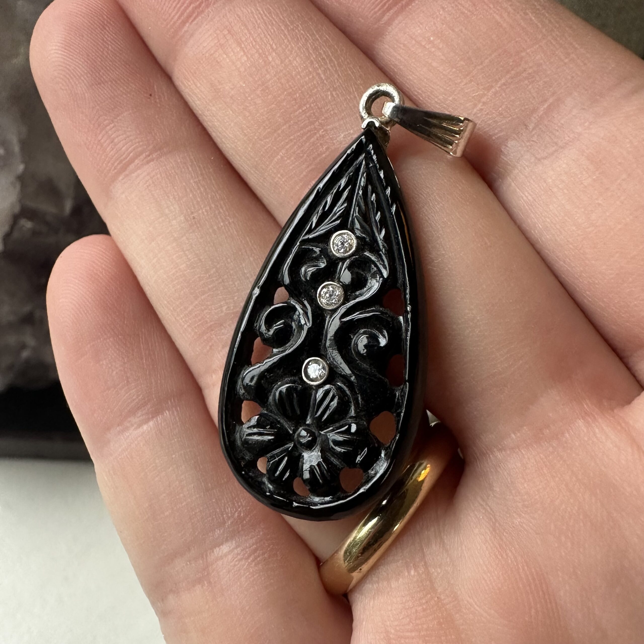🖤 Victorian Style Carved Onyx - Image 2