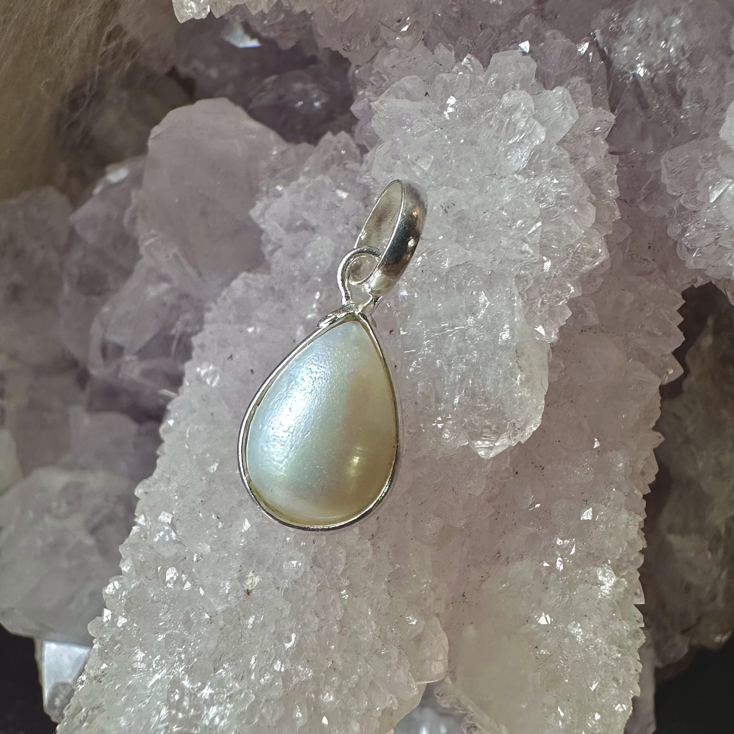 🤍 Elegant Pearl Drop Pendant
