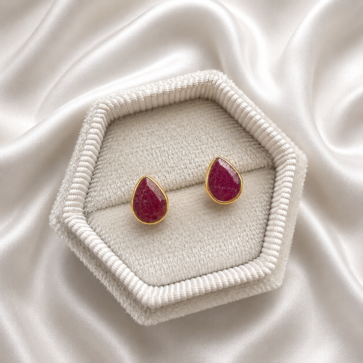Ruby Pear Faceted Earstuds Gold