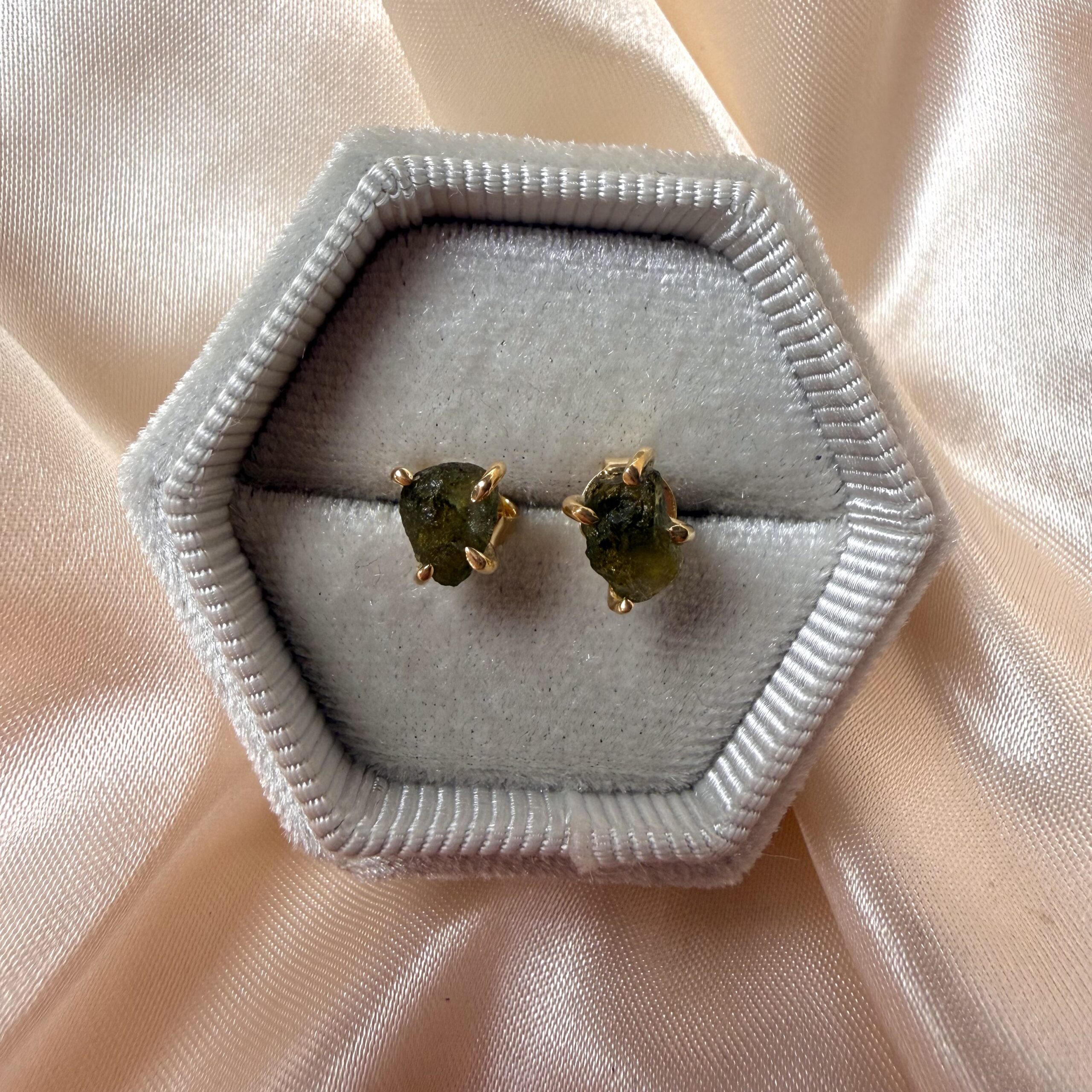 Moldavite Earstuds Gold